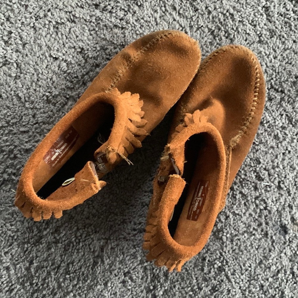 Girls size 3 Minnetonka ankle boot